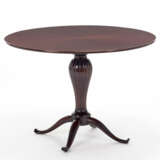Table in solid and edged mahogany wood, central leg with ribbed baluster on four bent legs, veneered top with star design - фото 1