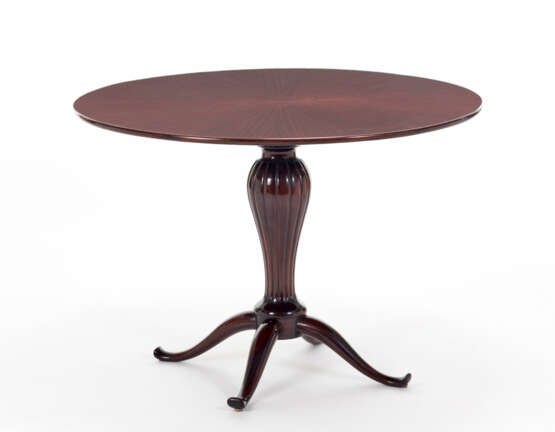 Table in solid and edged mahogany wood, central leg with ribbed baluster on four bent legs, veneered top with star design - photo 1