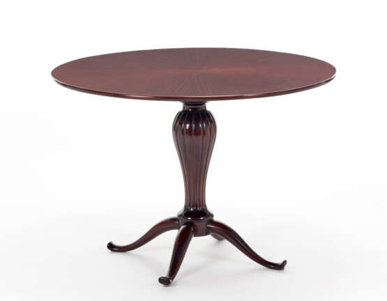 Table in solid and edged mahogany wood, central leg with ribbed baluster on four bent legs, veneered top with star design - фото 1