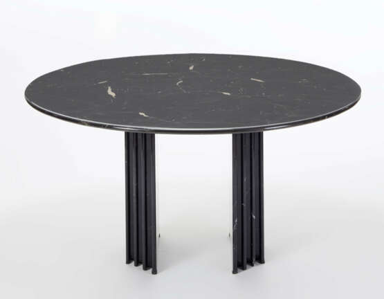Table with base made of black veined marble slabs placed side by side on a metal substructure, circular top in black marble - photo 1