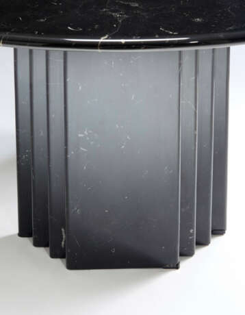 Table with base made of black veined marble slabs placed side by side on a metal substructure, circular top in black marble - photo 2