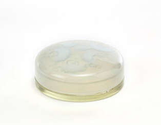 Jewelery box in mold-blown opalescent white glass