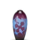 Acid-etched cameo glass vase with floral decorations in marc on a blue background - Foto 1