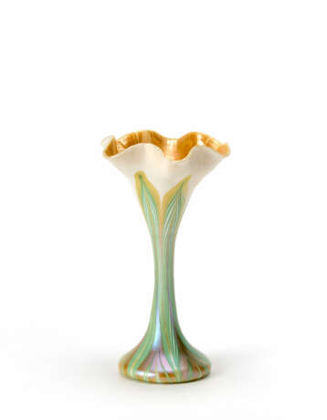 Vase with body in the shape of a bulbiform flower, in white and yellow iridescent glass paste, with green and orange leaves decoration - Foto 1