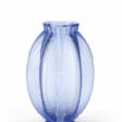 Vase in transparent blue glass blown in mold with geometric and floral decorations stylized with large ribs - Archives des enchères