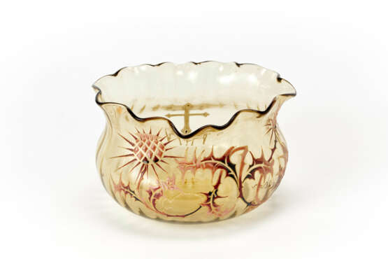 Vase with fringed rim and applied base in transparent amber blown glass with Japanese taste decoration executed in hand-painted enamel in créme, brown, red and pink, depicting racemes and thistle buds and the cross of Lorraine - photo 1
