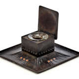 Inkwell of Wiener Secession style in embossed iron sheet and decorated with orange enamelled relief squares - photo 2