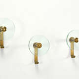 Group of three wall hangers in transparent colorless crystal and brass structure - Foto 1