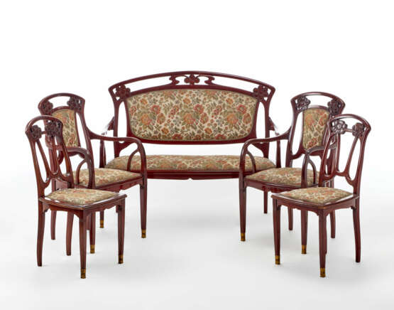 Living room composed of two chairs, two armchairs and a small sofa in solid wood carved with floral motifs, seats and backs quilted in floral fabric - photo 1