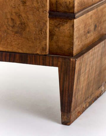 Controbuffet Novecento with bench base, body with three doors and sides with horizontal slats - photo 3