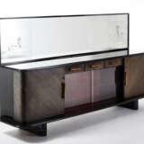 Large Novecento sideboard with two side doors, a central compartment with sliding doors and three drawers under the top - Foto 1