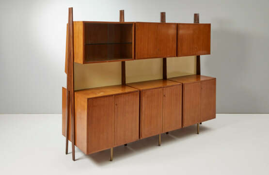 Center unit in solid mahogany wood, edged and veneered with three spans supported by four trestles composed on one side of three low cabinet elements with doors and open shelves, three high elements with open shelves - photo 2