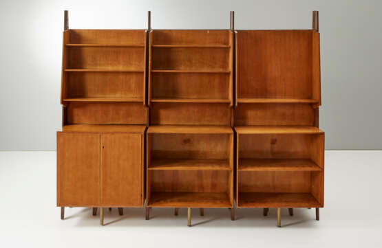 Center unit in solid mahogany wood, edged and veneered with three spans supported by four trestles composed on one side of three low cabinet elements with doors and open shelves, three high elements with open shelves - Foto 3