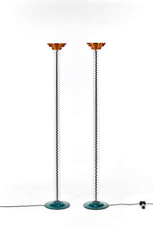 Pair of floor lamps of post-modern taste, with green painted metal base, cylindrical stem in colorless transparent glass, diffuser cup in bronze-colored satin metal - Foto 1