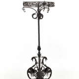Wrought iron tripod floor lamp, with volutes with plant motifs and base in the shape of three rampant dragons - photo 1