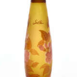 Acid-etched cameo glass vase in shades of amber and decorated with a floral motif in shades of red and pink - photo 1