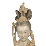 Große Guanyin-Figur aus Elfenbein. CHINA, um 1910 (späte Qing-Dynastie). - Foto 3