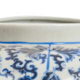 Blau-weiße Deckelvase, CHINA, 20. Jh. oder früher. - фото 3