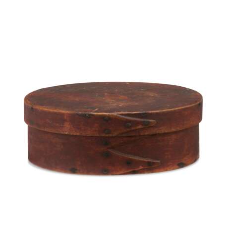 A SHAKER RED-PAINTED BENTWOOD OVAL BOX WITH LID - photo 1