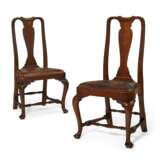 A PAIR OF QUEEN ANNE WALNUT COMPASS-SEAT SIDE CHAIRS - фото 1