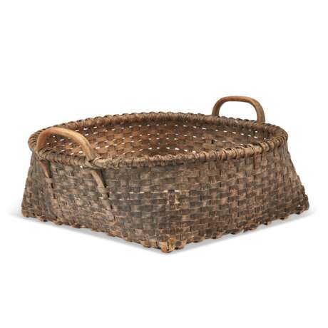 A BLACK-PAINTED WOVEN SPLINT BASKET WITH EARED HANDLES - фото 1