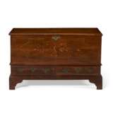A CHIPPENDALE INLAID WALNUT BLANKET CHEST - фото 1