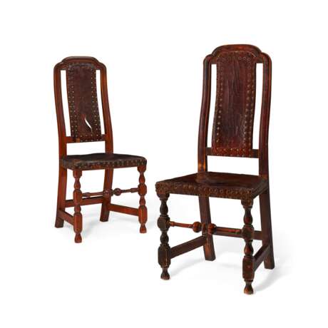 TWO SIMILAR WILLIAM AND MARY MAPLE AND CHERRYWOOD CROOKED-BACK SIDE CHAIRS - Foto 1