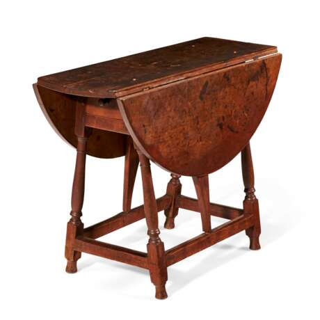 A WILLIAM AND MARY CHERRYWOOD "BUTTERFLY" DROP-LEAF TABLE - photo 1