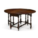 A WILLIAM AND MARY TURNED CHERRYWOOD GATELEG TABLE - Foto 1