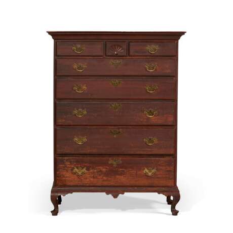 A QUEEN ANNE BLACK AND RED PAINT-GRAINED BIRCH TALL CHEST-OF DRAWERS - Foto 1
