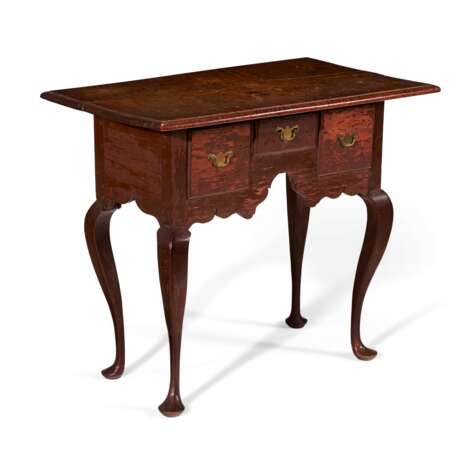 A QUEEN ANNE FIGURED MAPLE DRESSING TABLE - photo 1