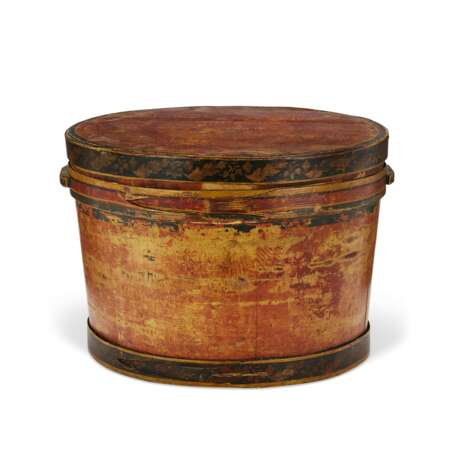 A GRAIN-PAINTED LIDDED ROUND BOX - фото 1