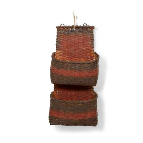 A BLUE AND RED PAINTED WOVEN SPLINT TWO-POCKET WALL BASKET - фото 1