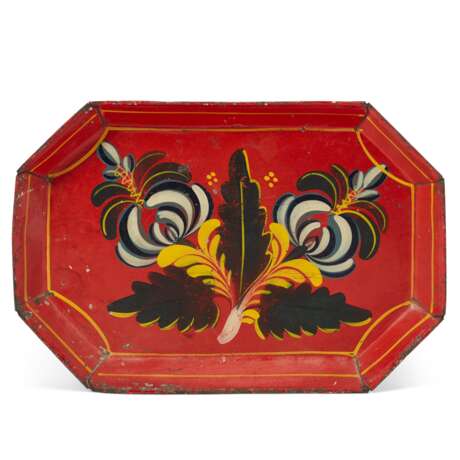 A RED-PAINTED TOLEWARE OCTAGONAL TRAY - фото 1