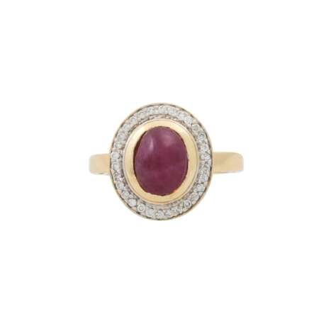 Ring mit ovalem Rubincabochon und Brillanten - фото 2