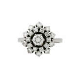 Ring mit 11 Brillanten umd 10 Achtkantdiamanten zus. ca. 1,07 ct, - photo 2