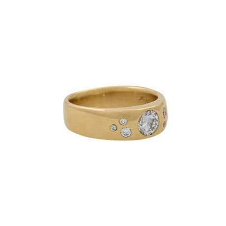 Ring mit Brillant von ca. 0,62 ct und weiteren 6 Brillanten zus. ca. 0,14 ct, - Foto 1