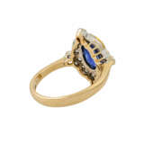 Ring mit ovalem Saphir und Brillanten von zus. ca. 0,3 ct, - photo 3