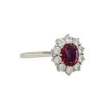 Ring mit Rubin ca. 0,80 ct und 10 Brillanten zus. ca. 0,80 ct, - Foto 1