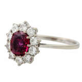 Ring mit Rubin ca. 0,80 ct und 10 Brillanten zus. ca. 0,80 ct, - Foto 5