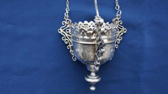 Изящная старинная лампада с цепью из серебра 