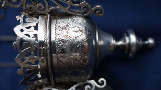 Изящная старинная лампада с цепью из серебра 