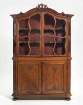 Rococo oak wood top-mounted showcase