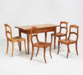 Biedermeier Tisch und vier Stühle