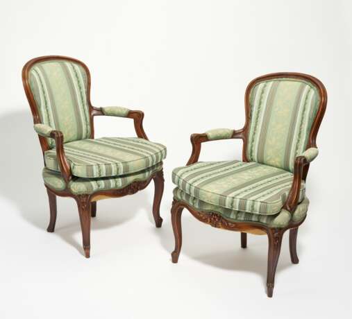Pair of walnut armchairs style Louis XV - Foto 1