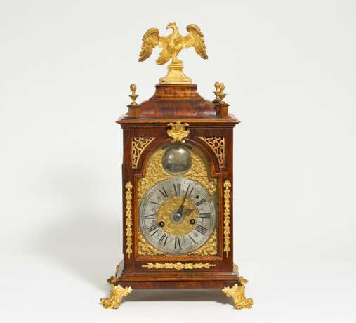 Veneered rococo commode clock with gilt bronze appliqués - photo 1