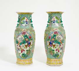 Paar große sechseckige Vasen mit figurativer Darstellung