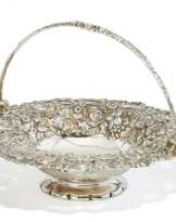 Victoria Henkelkorb mit fein durchbrochenem Blumen- und Traubendekor