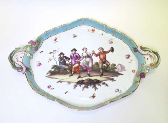 Large porcelain platter with genre scene - фото 2