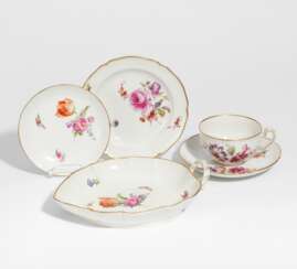 Kleines Kaffeeservice mit Blumendekor